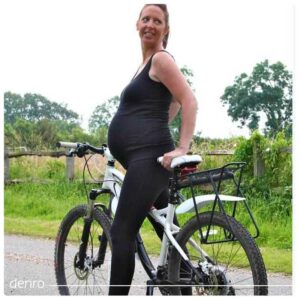 زن باردار سوار دوچرخه