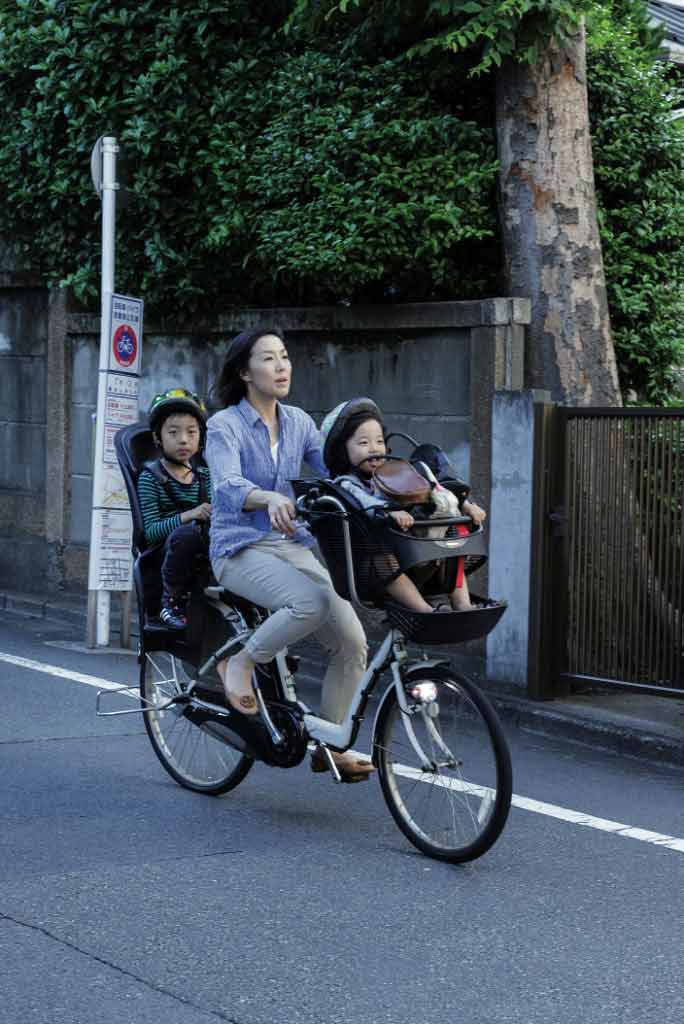 مادر ژاپنی با دوچرخه ماماچاری