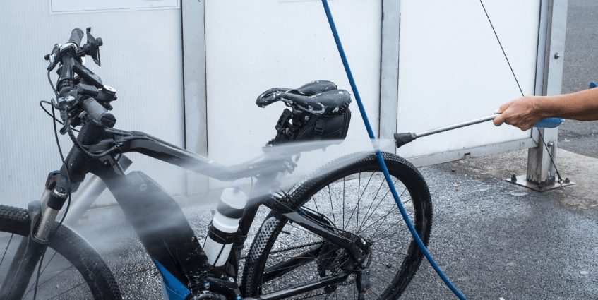 شستشوی دوچرخه‌های برقی